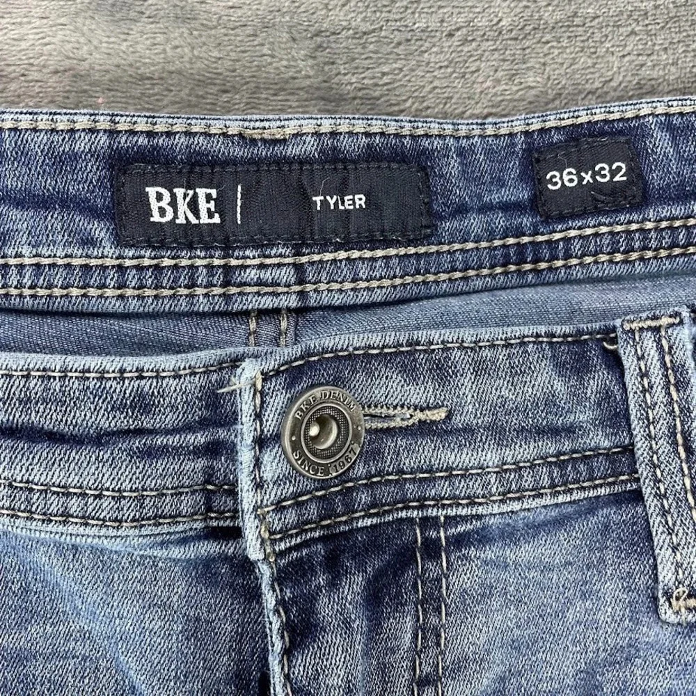 BKE Tyler Straight Jeans Mens 36x32 Fits 36x30 Blue Stretch Stretch Whiskers